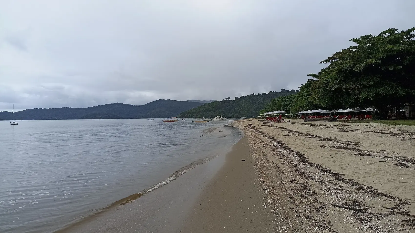 Praia do Jabaquara, the calm beach across the river from the old town where the Bloco da Lama gathers on Carnival Saturday.