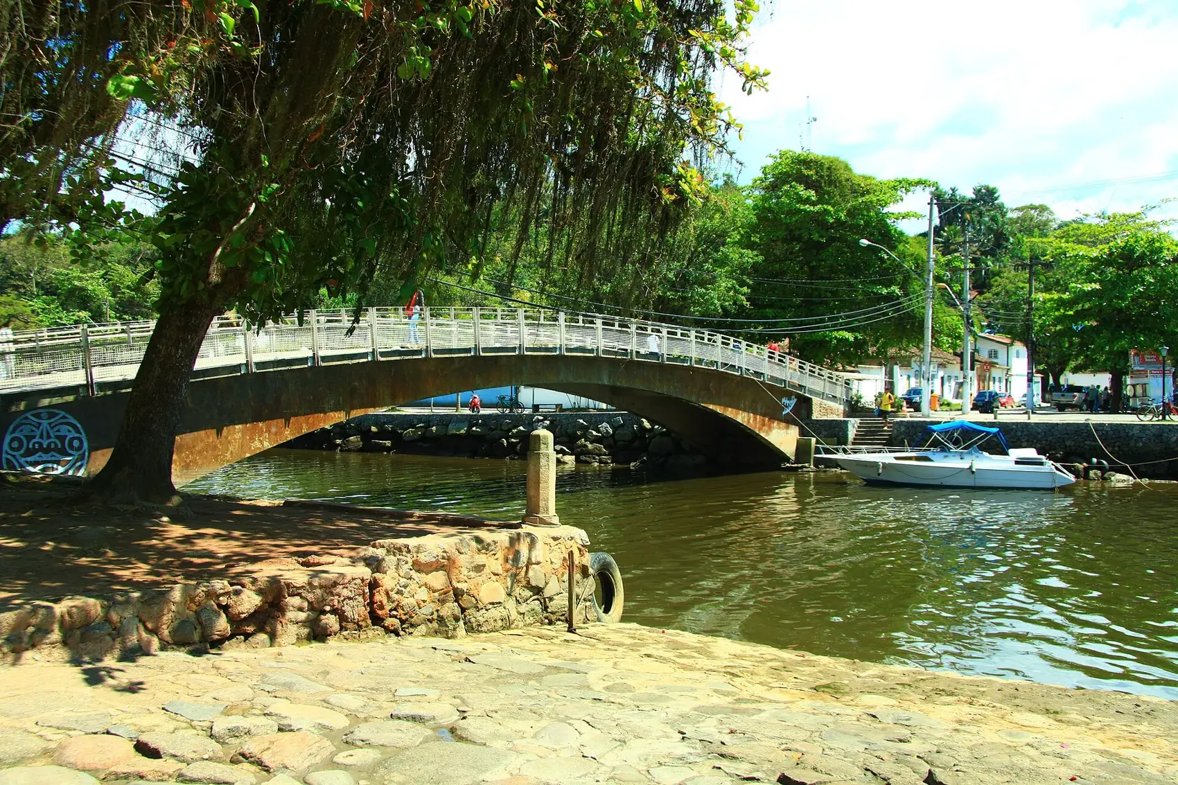 The main bridge over the Perequê-Açu, the crossing between the historic center and the Pontal and Jabaquara side of town.