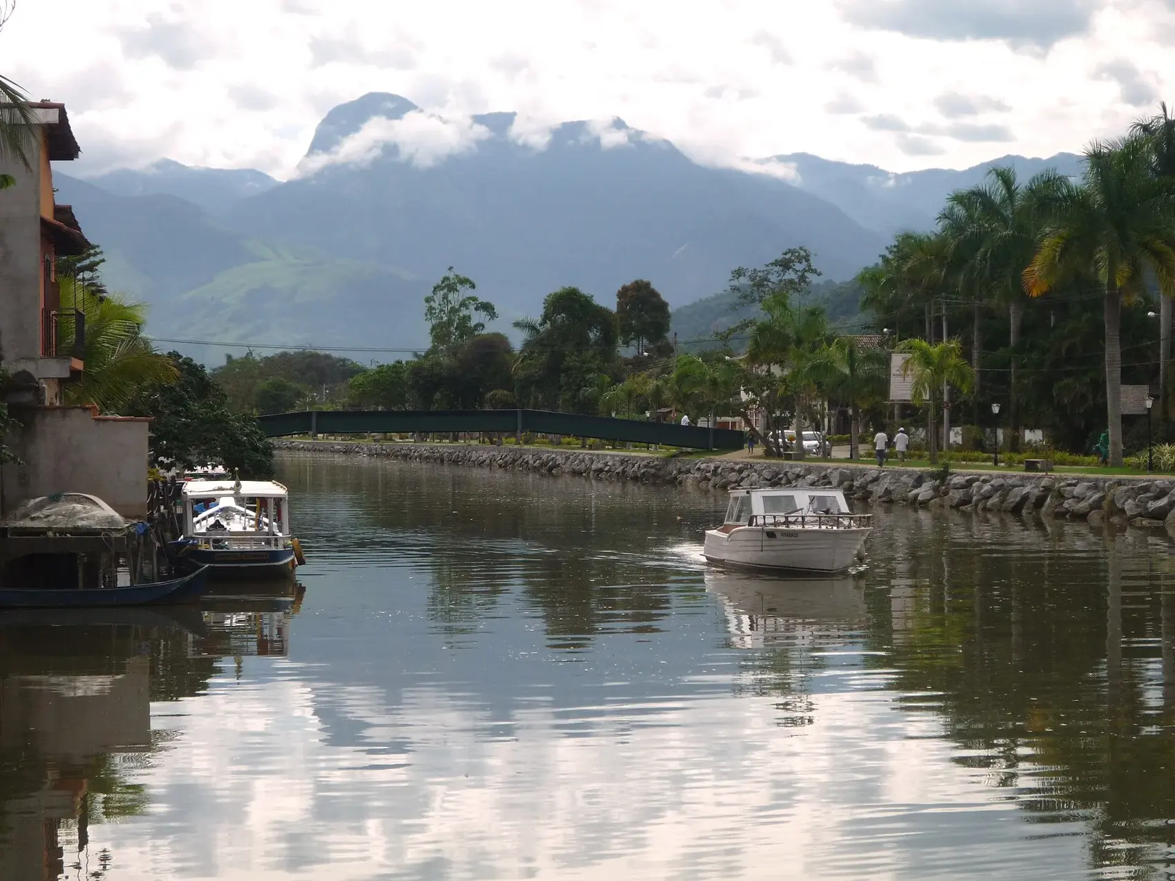 The Perequê-Açu river at Paraty, with the forested mountains of the Serra do Mar behind the town.